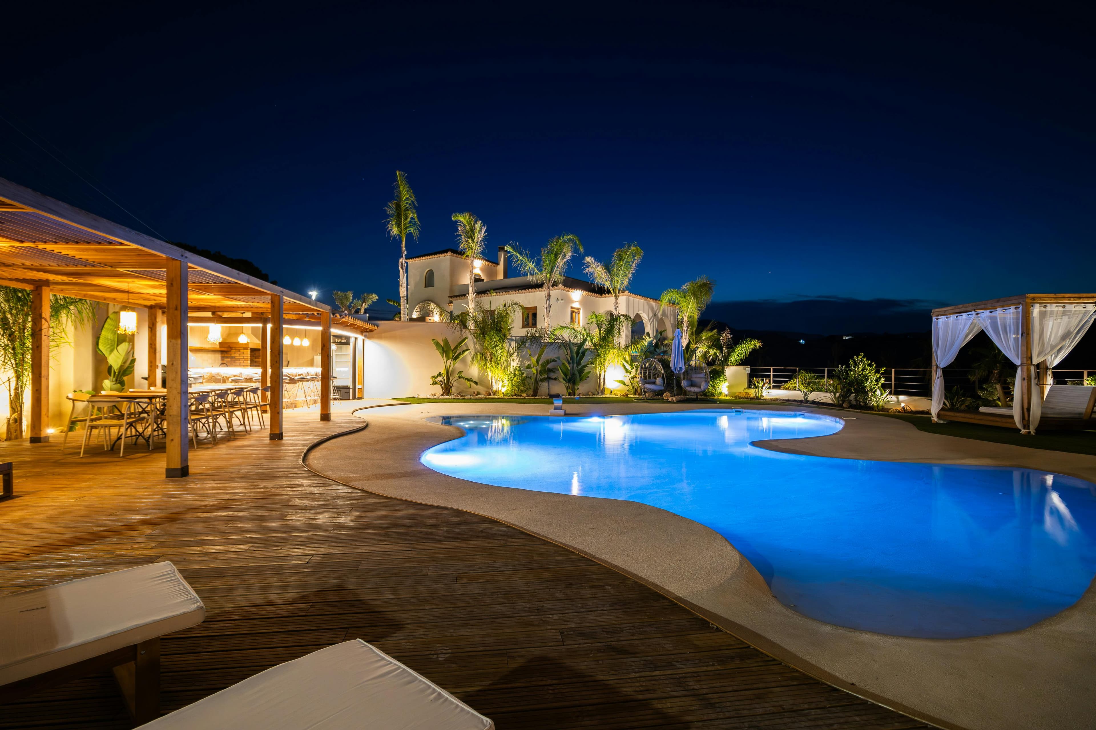 Villa de prestige éclairée de nuit