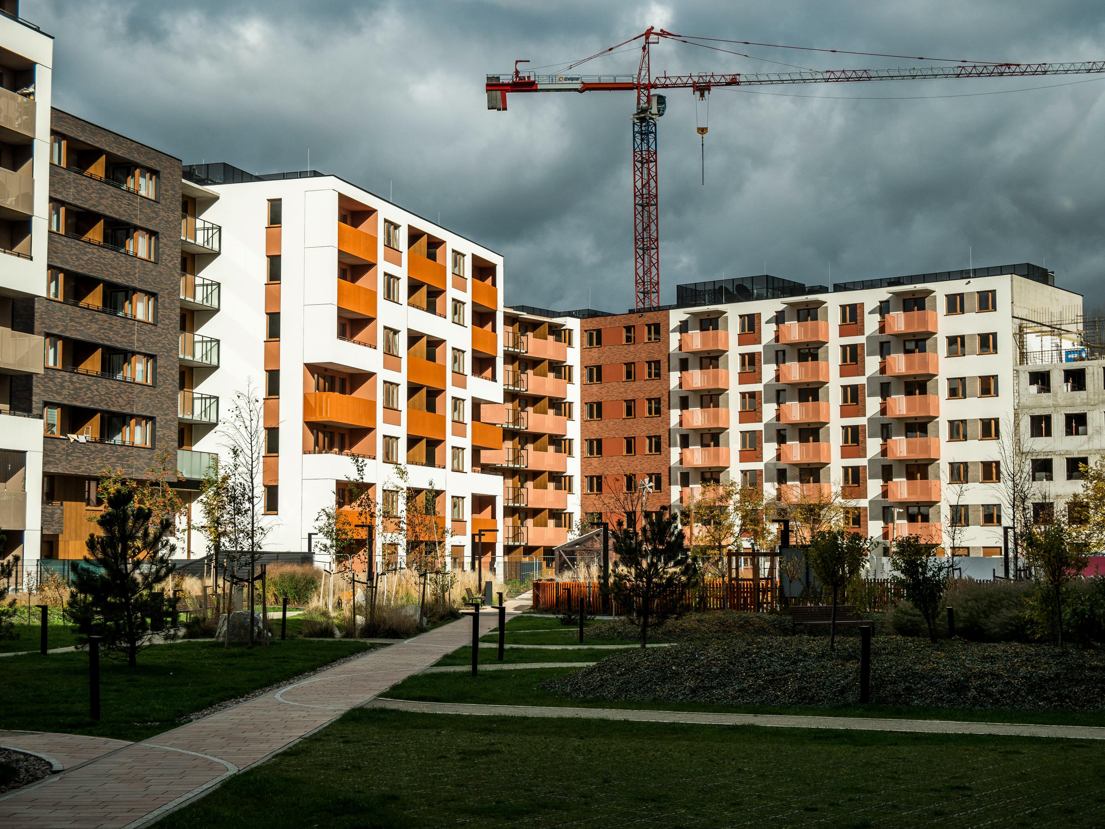 Ensemble résidentiel contemporain en construction