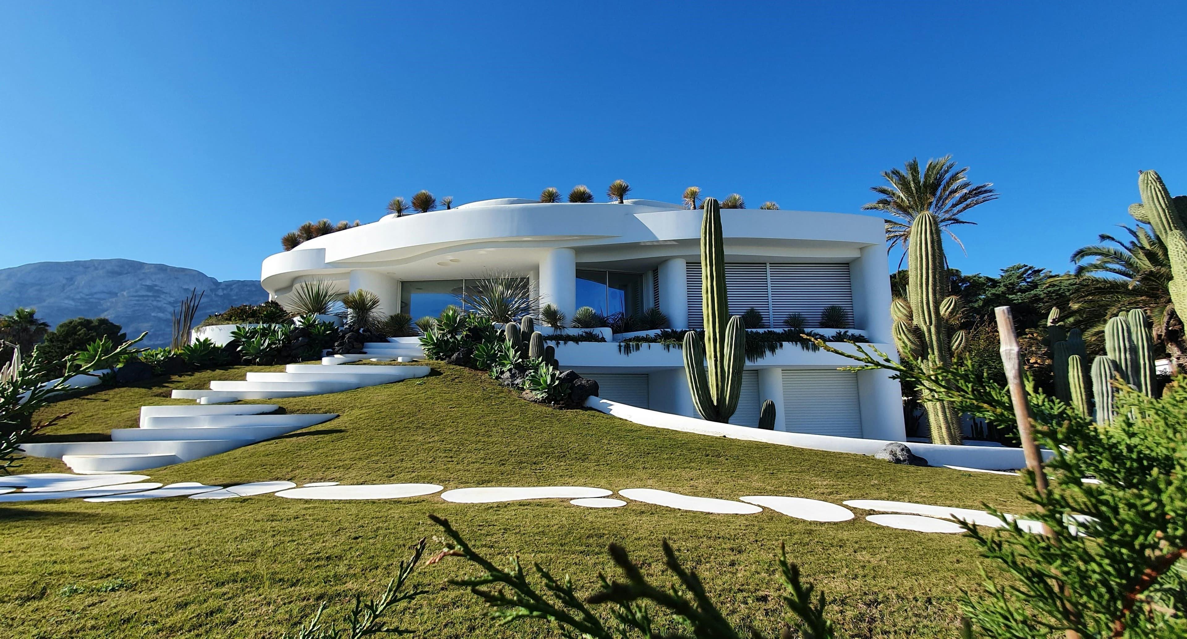 Villa blanche contemporaine avec jardin
